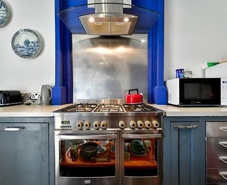Quirky 4 Bedroom Apartment With Terrace 카디프 외부 사진
