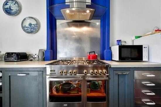 Quirky 4 Bedroom Apartment With Terrace 카디프 외부 사진