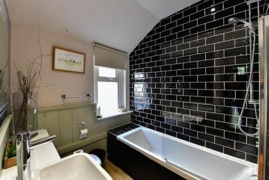 Quirky 4 Bedroom Apartment With Terrace 카디프 외부 사진
