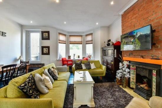 Quirky 4 Bedroom Apartment With Terrace 카디프 외부 사진